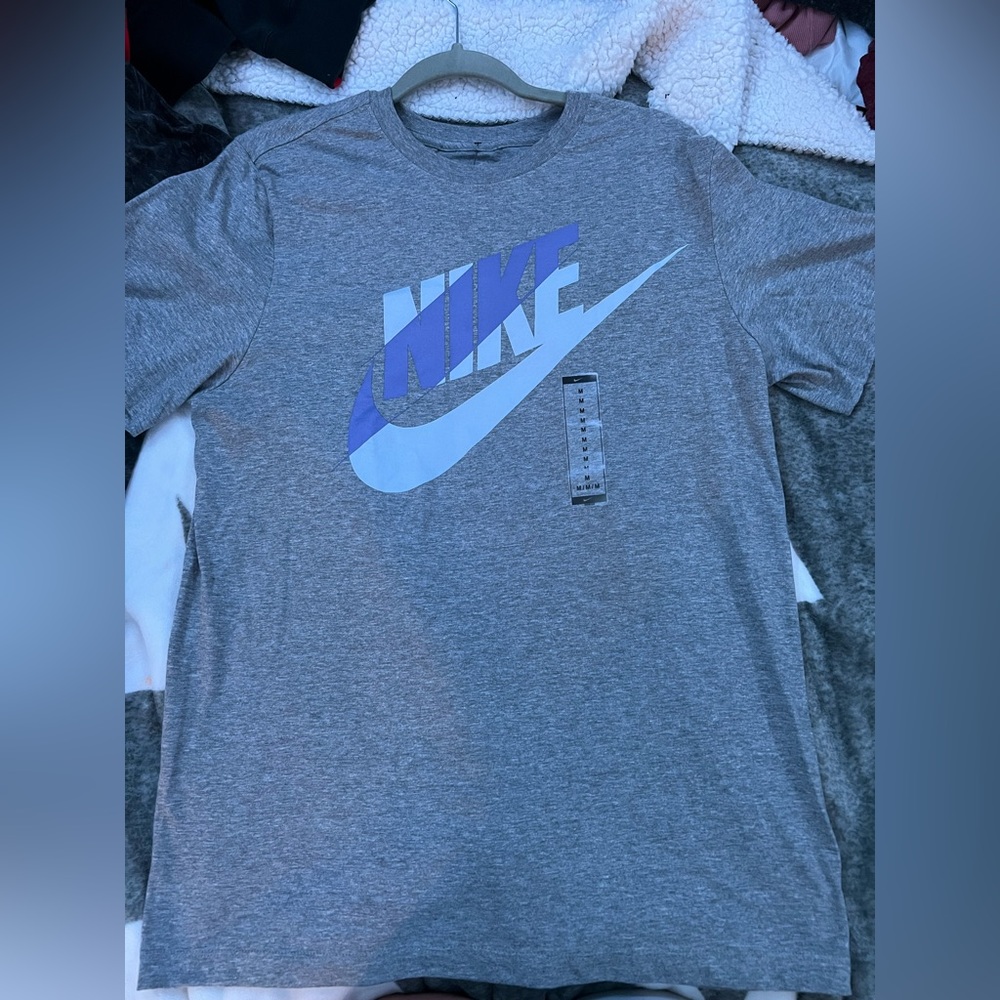 *BRAND NEW NIKE TEE*